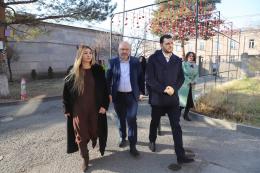 Շրջակա միջավայրի նախարար Համբարձում Մաթևոսյանը Շիրակի մարզպետ Դավիթ Առուշանյանի հետ, Ամանորին ընդառաջ այցելել է Գյումրու «Երեխաների տուն»